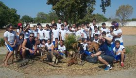 Trilha educativa conscientizando sobre o meio ambiente e relacionando com a educação física.