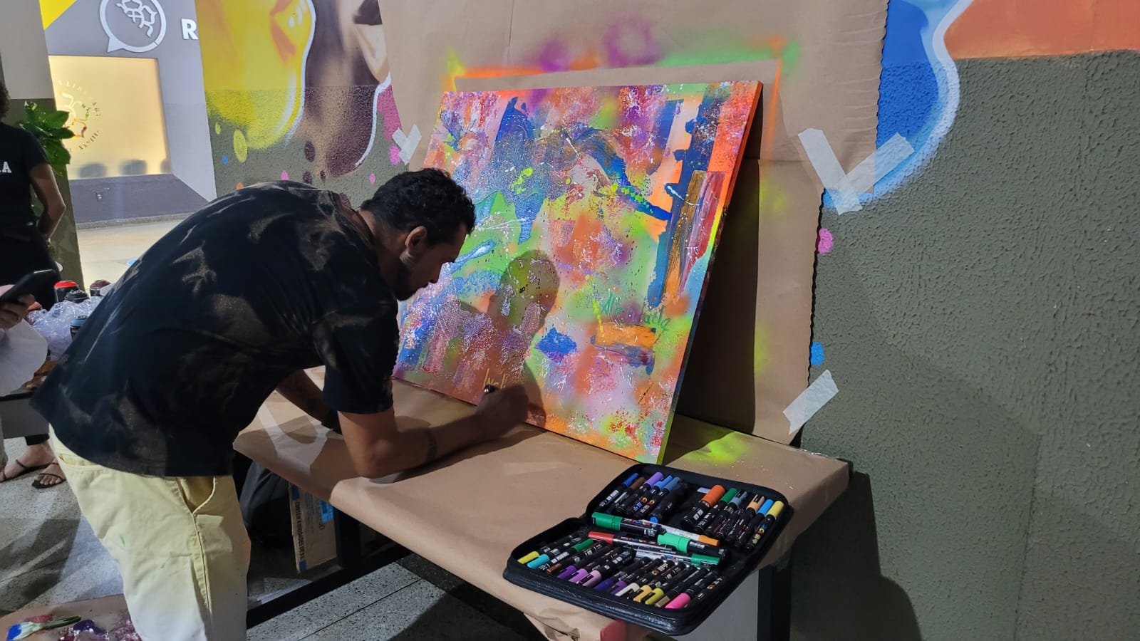 Adrians no momento da pintura em tela